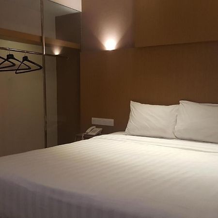 Kharisma Hotel Madiun Exteriör bild