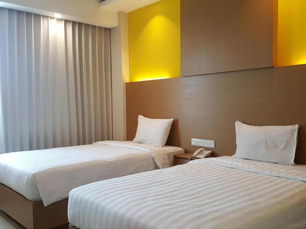 Kharisma Hotel Madiun Exteriör bild