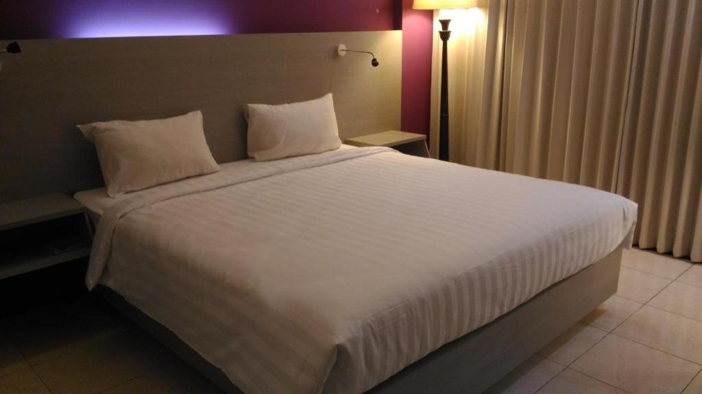 Kharisma Hotel Madiun Exteriör bild
