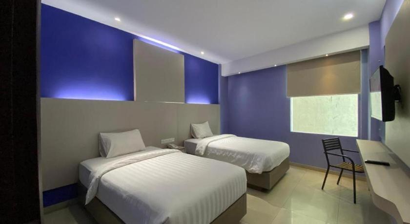 Kharisma Hotel Madiun Exteriör bild