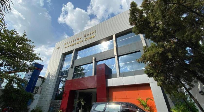 Kharisma Hotel Madiun Exteriör bild