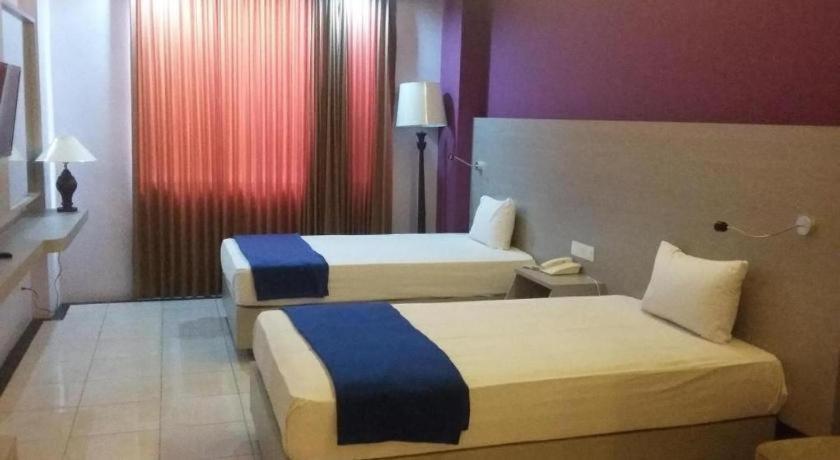 Kharisma Hotel Madiun Exteriör bild