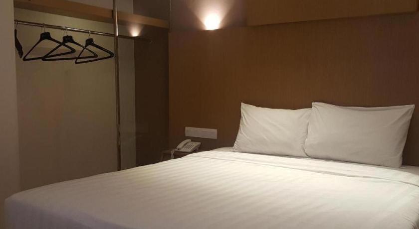 Kharisma Hotel Madiun Exteriör bild