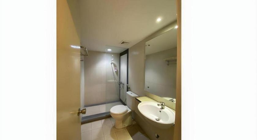 Kharisma Hotel Madiun Exteriör bild