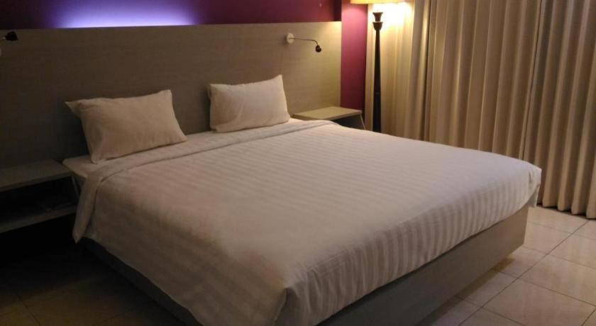 Kharisma Hotel Madiun Exteriör bild