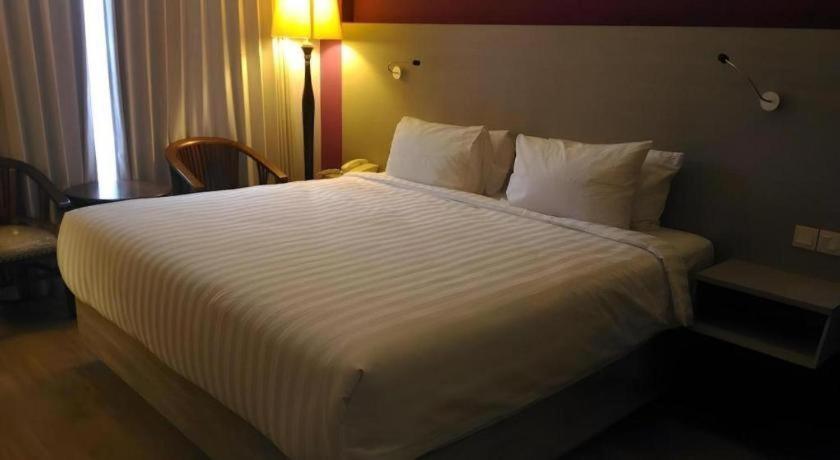 Kharisma Hotel Madiun Exteriör bild