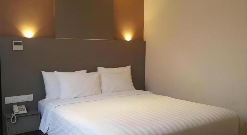 Kharisma Hotel Madiun Exteriör bild