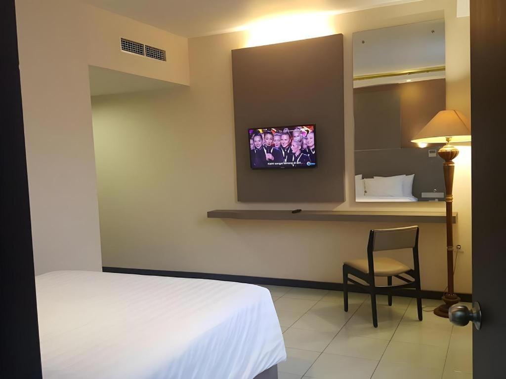 Kharisma Hotel Madiun Exteriör bild
